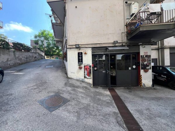 negozio in affitto a Napoli in zona Arenella