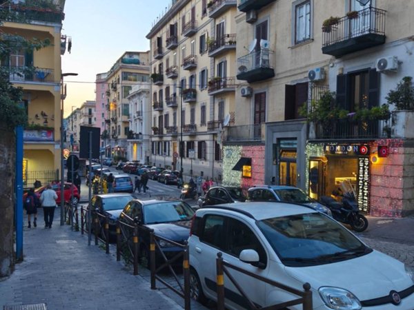 negozio in affitto a Napoli in zona Vomero