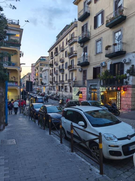 negozio in affitto a Napoli in zona Vomero