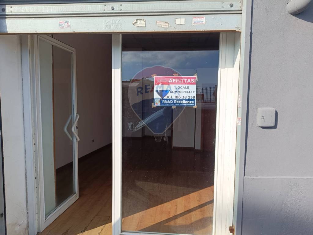 negozio in affitto a Napoli in zona Chiaia