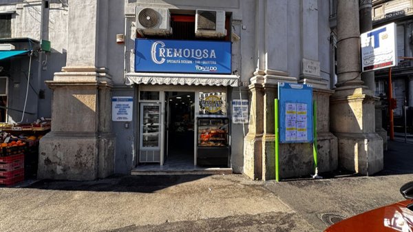 negozio in affitto a Napoli in zona Chiaia