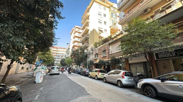 locale commerciale in affitto a Napoli in zona Arenella