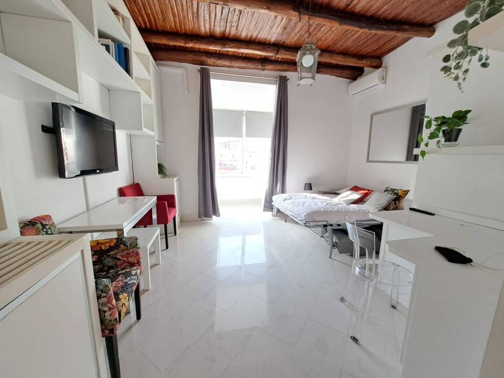 appartamento in affitto a Napoli in zona Chiaia