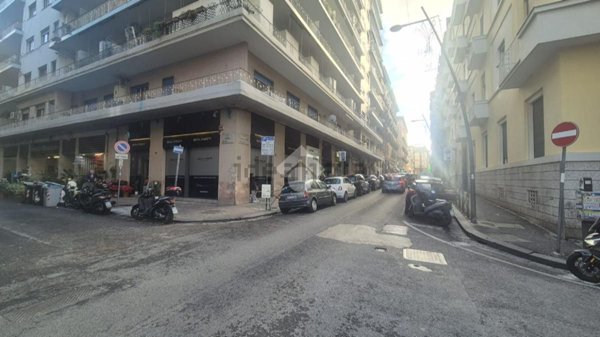 locale commerciale in affitto a Napoli in zona Vomero