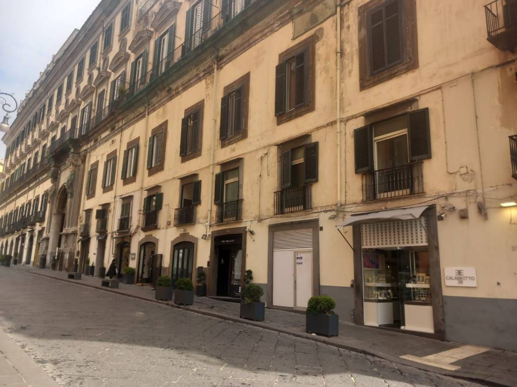 negozio in affitto a Napoli in zona Chiaia