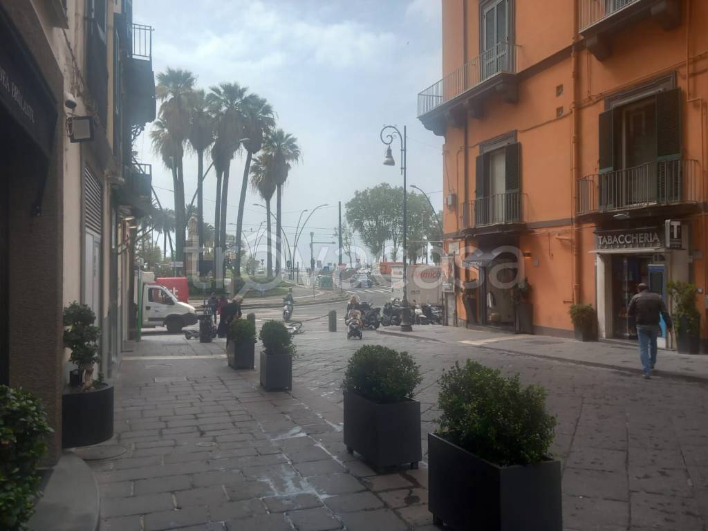 negozio in affitto a Napoli in zona Chiaia