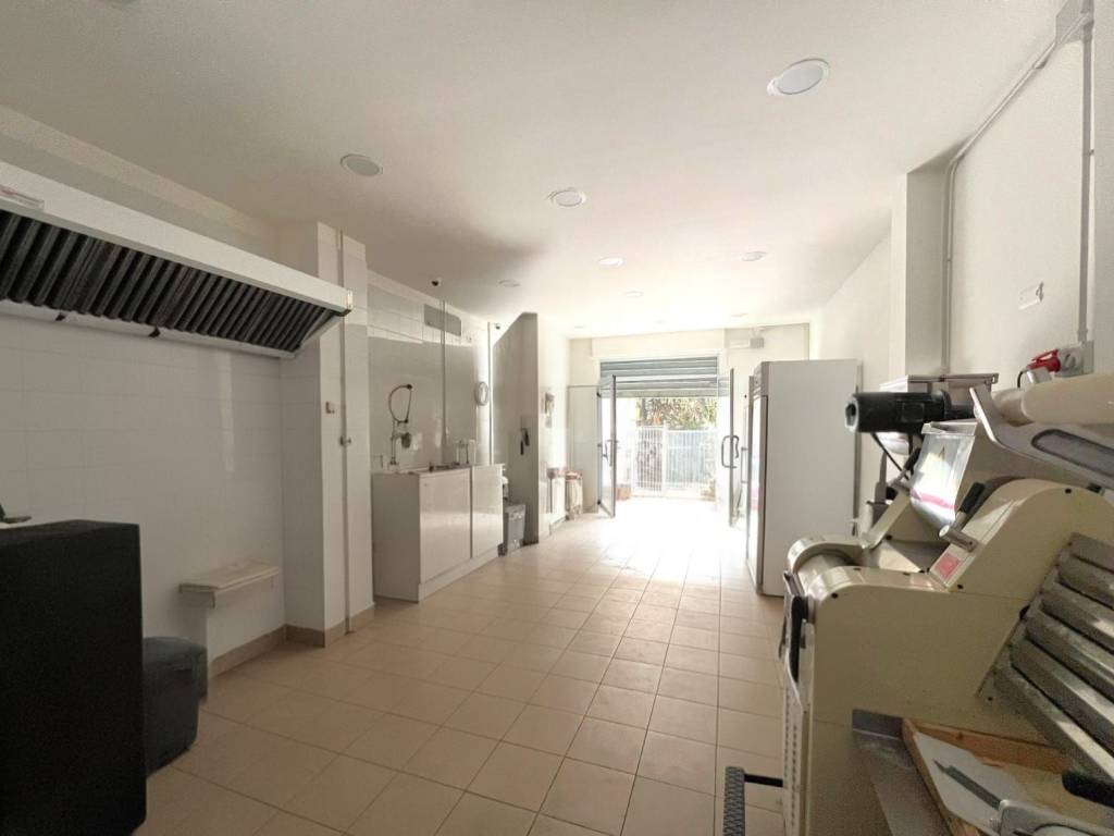 negozio in affitto a Napoli in zona Arenella