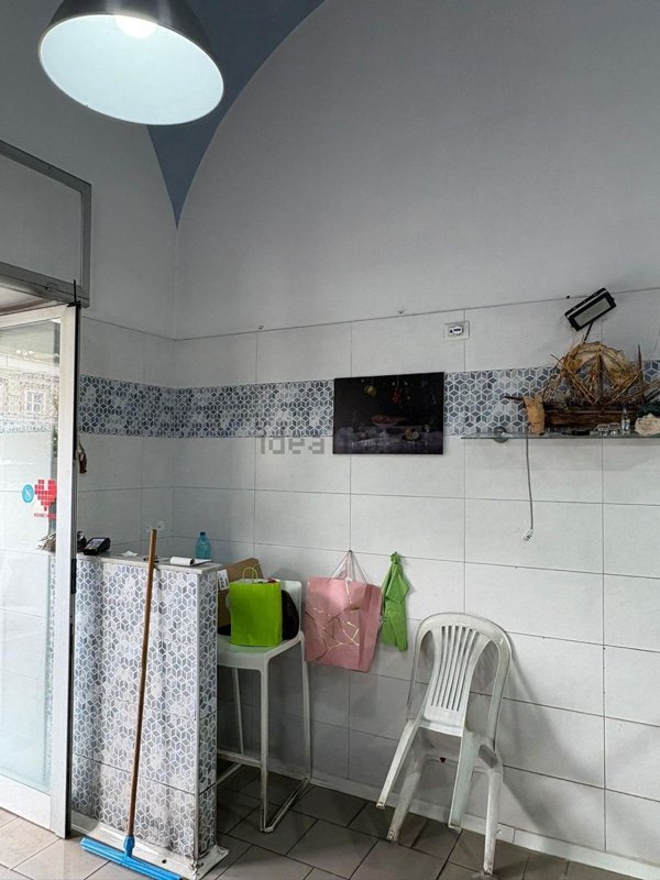 locale commerciale in affitto a Napoli in zona Chiaia