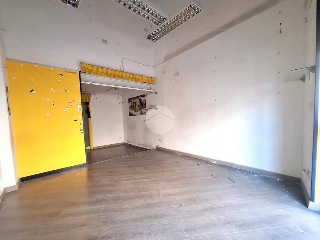 negozio in affitto a Napoli