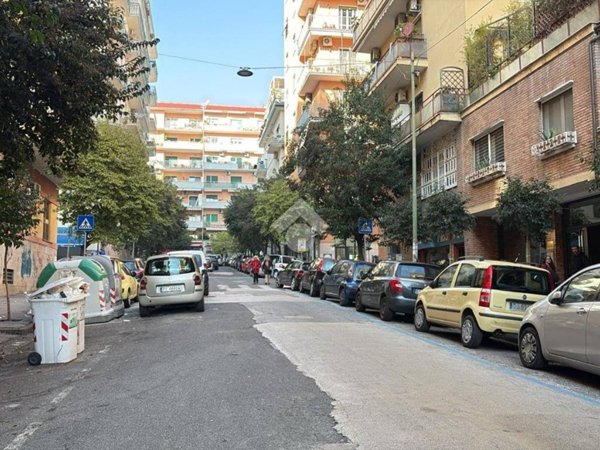 negozio in affitto a Napoli in zona Arenella