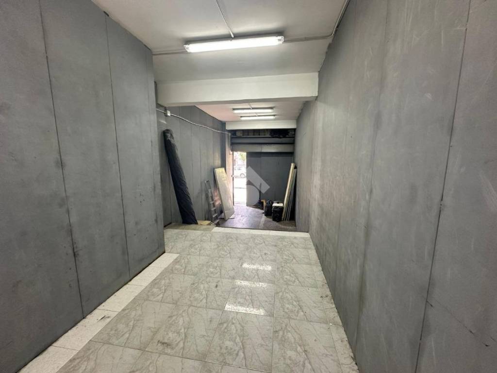 negozio in affitto a Napoli in zona Secondigliano