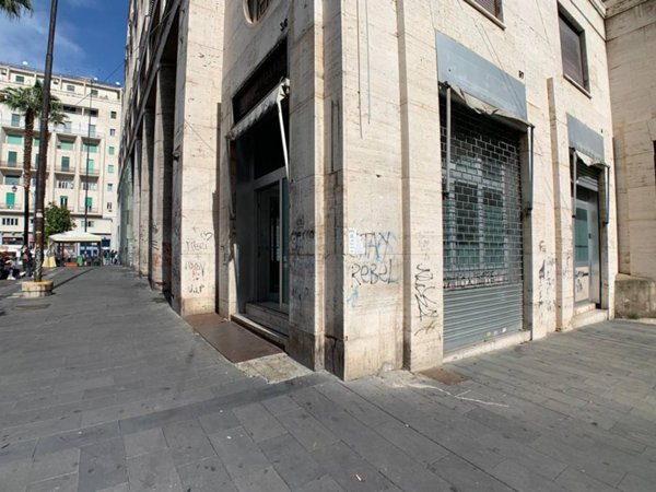 negozio in affitto a Napoli in zona Porto