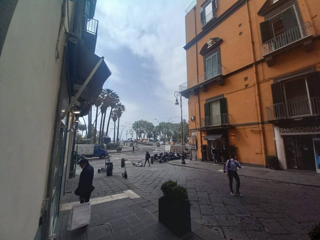negozio in affitto a Napoli in zona Chiaia