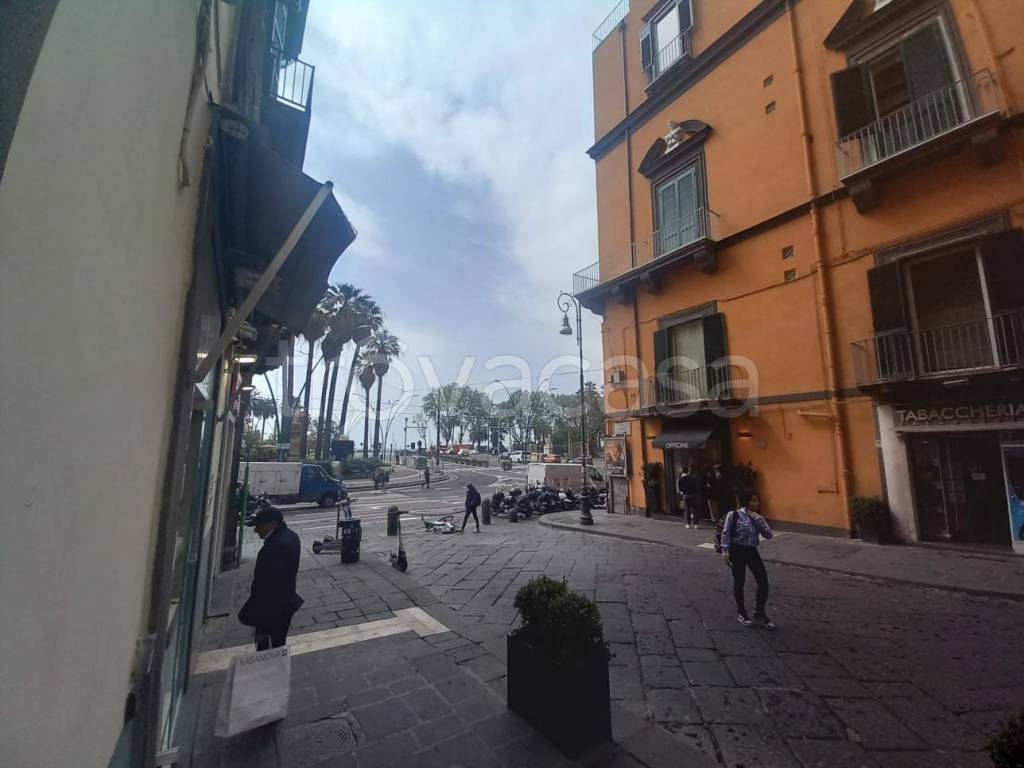 negozio in affitto a Napoli in zona Chiaia