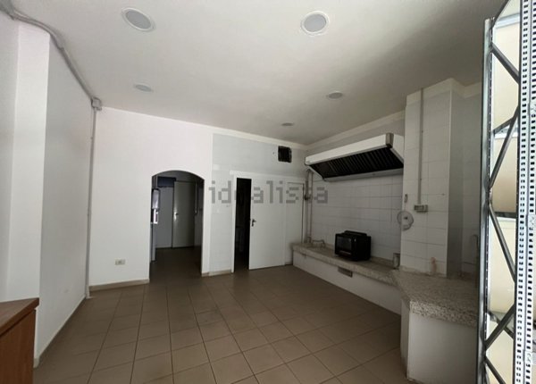 negozio in affitto a Napoli in zona Arenella