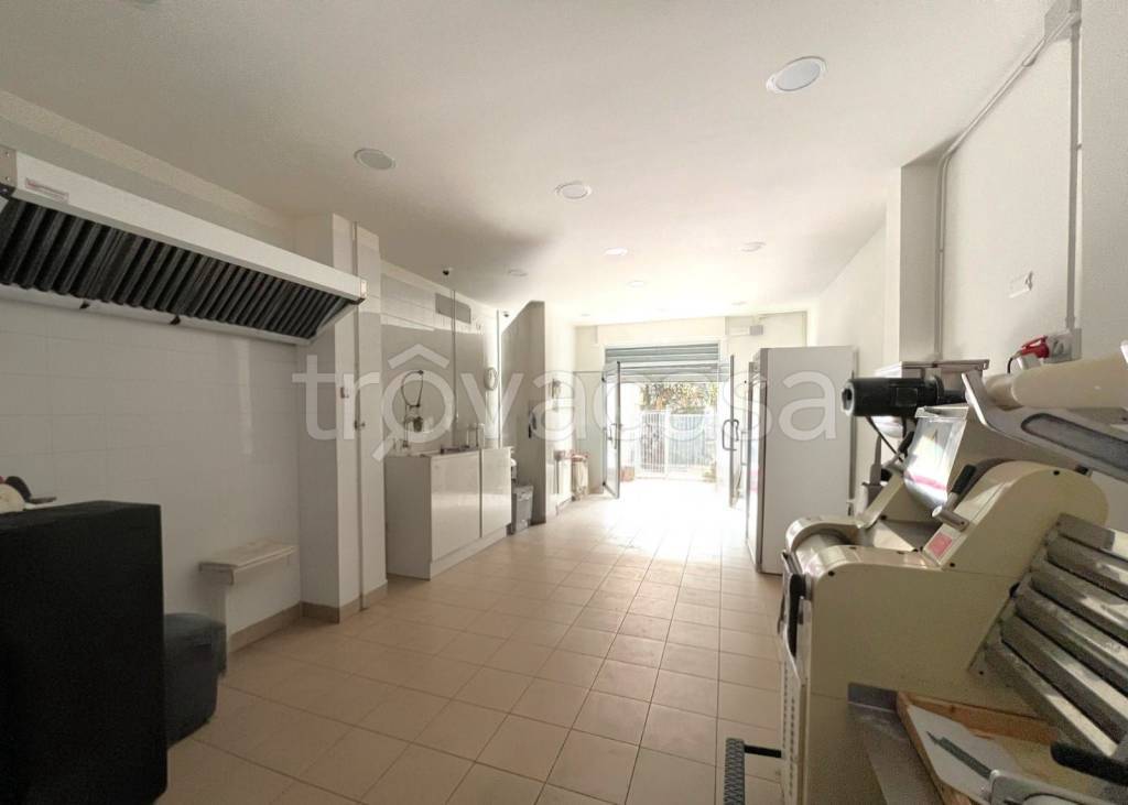 negozio in affitto a Napoli in zona Arenella