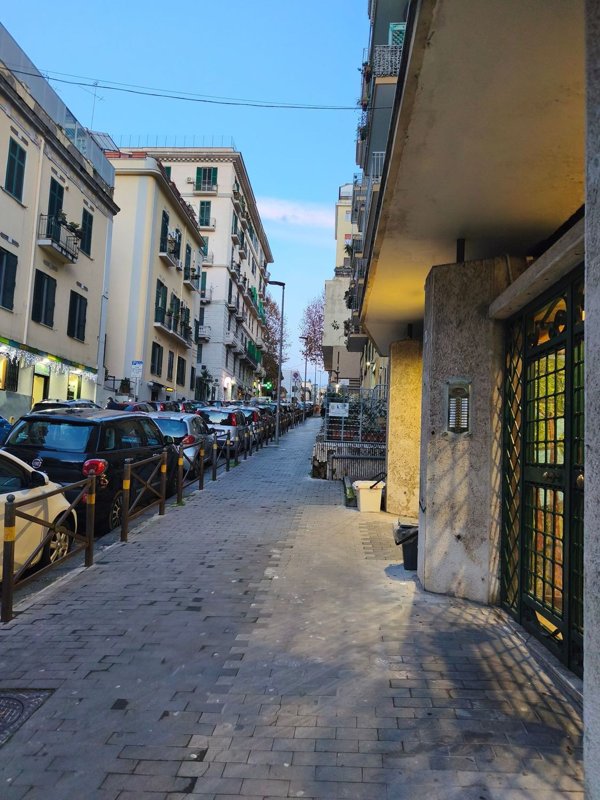 locale commerciale in affitto a Napoli in zona Vomero