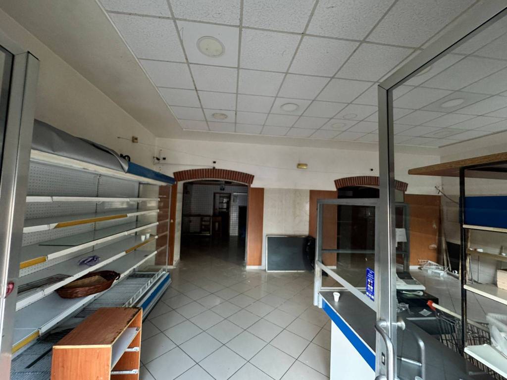 negozio in affitto a Napoli in zona Soccavo