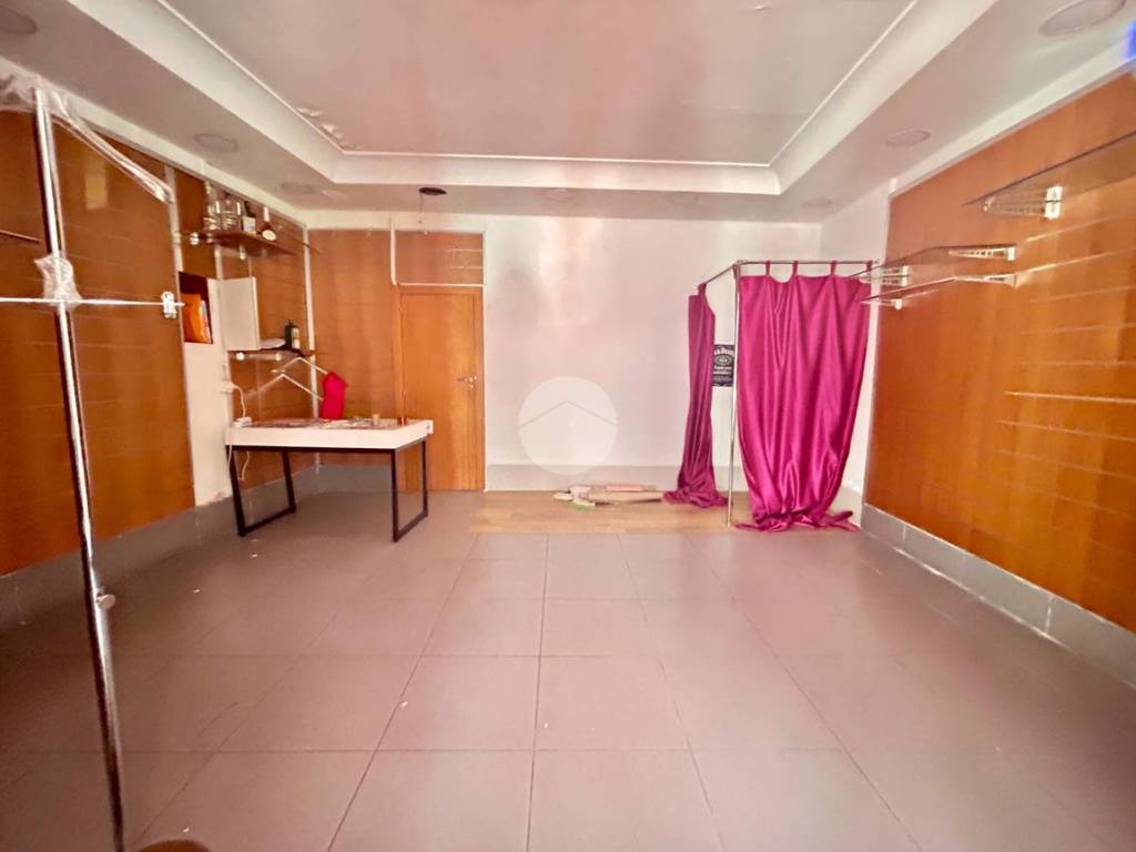 negozio in affitto a Napoli in zona San Carlo all'Arena