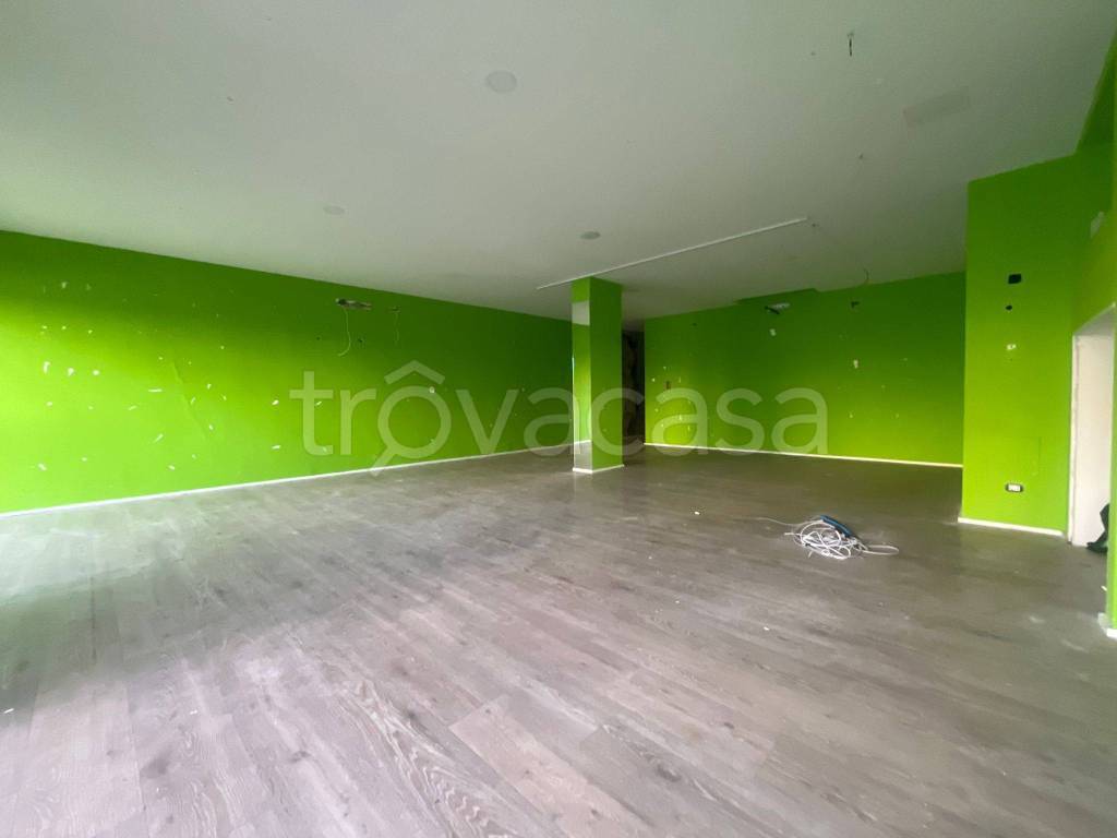 negozio in affitto a Napoli in zona Pianura