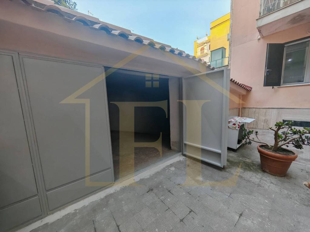 locale di sgombero in affitto a Napoli in zona Secondigliano