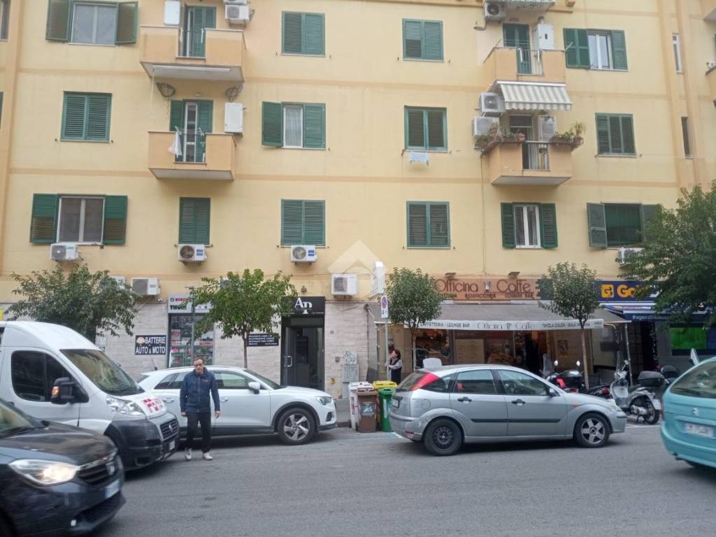 negozio in affitto a Napoli in zona Fuorigrotta
