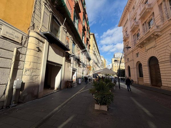 locale commerciale in affitto a Napoli in zona San Ferdinando