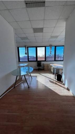 ufficio in affitto a Napoli in zona Zona Industriale-Ferrovia