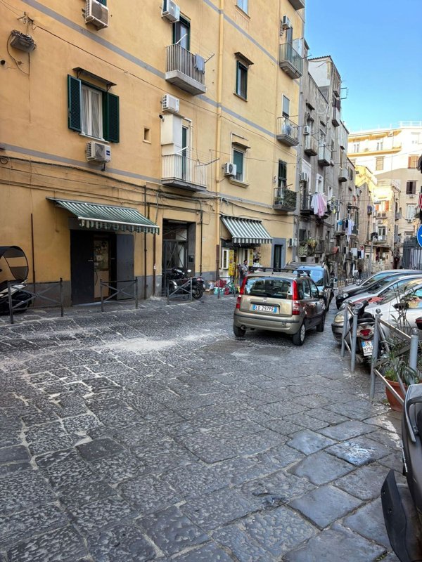 locale commerciale in affitto a Napoli in zona Chiaia