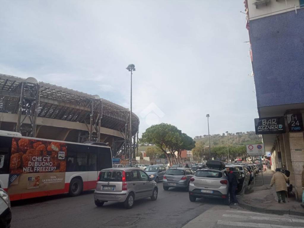negozio in affitto a Napoli in zona Fuorigrotta