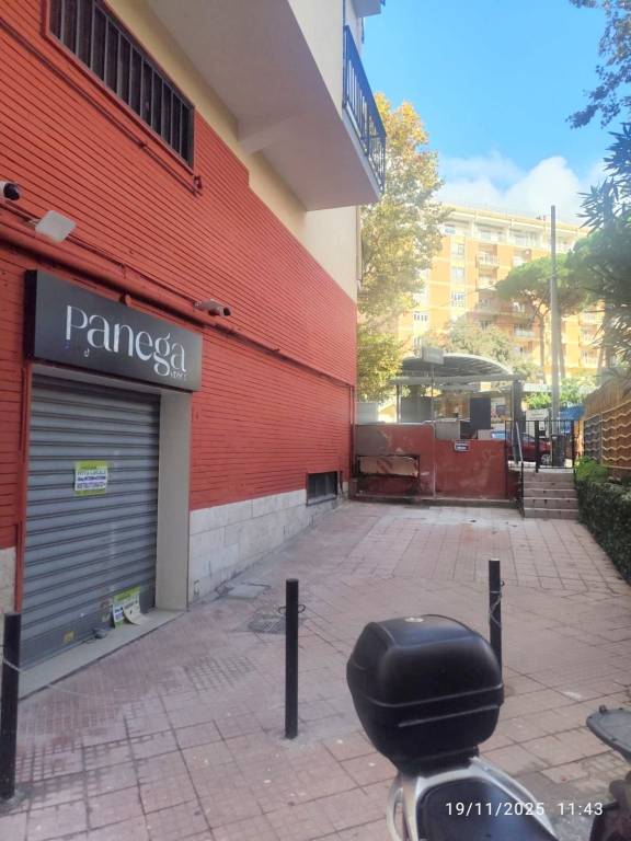 negozio in affitto a Napoli in zona Capodimonte / Colli Aminei