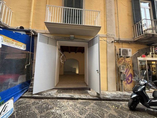 negozio in affitto a Napoli