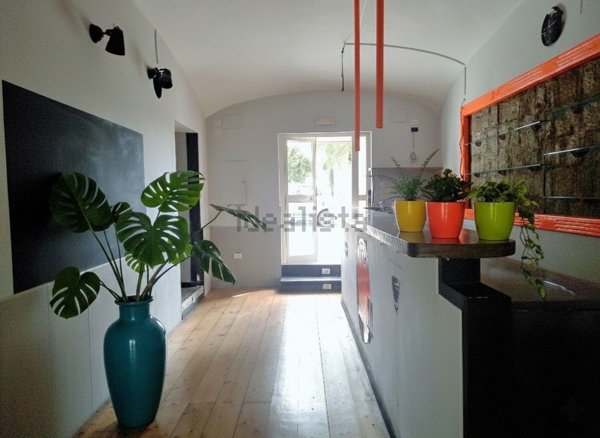 locale commerciale in affitto a Napoli in zona Vomero