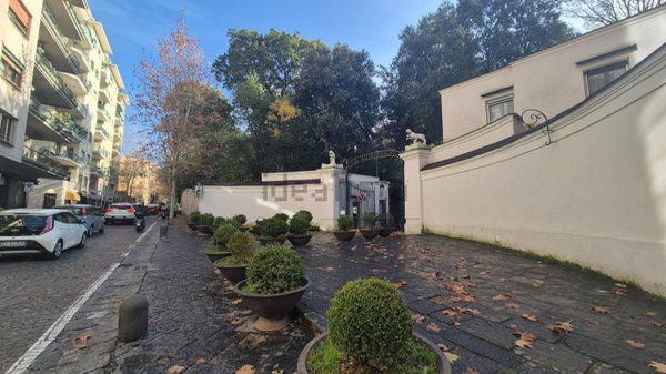 locale commerciale in affitto a Napoli in zona Vomero