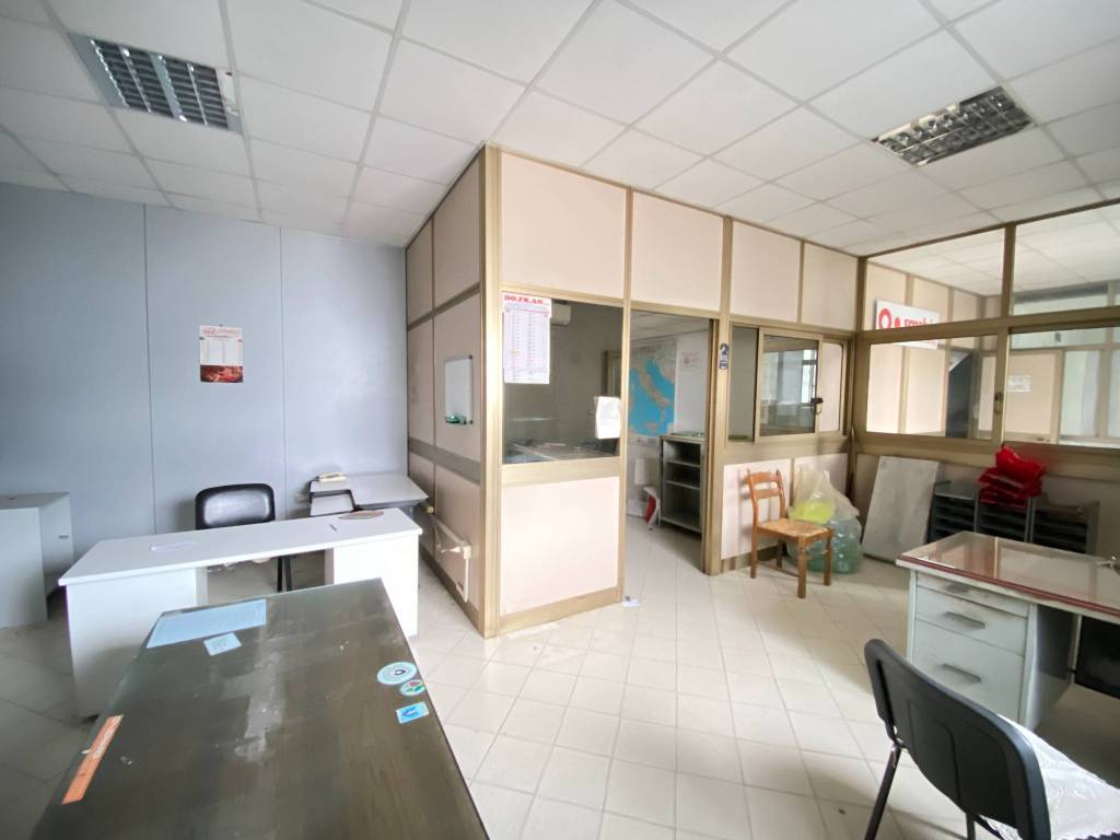 locale commerciale in affitto a Napoli in zona San Giovanni a Teduccio