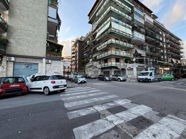 locale commerciale in affitto a Napoli