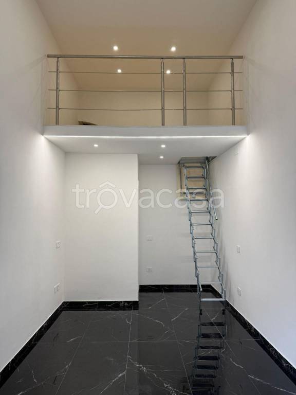 negozio in affitto a Napoli in zona Porto