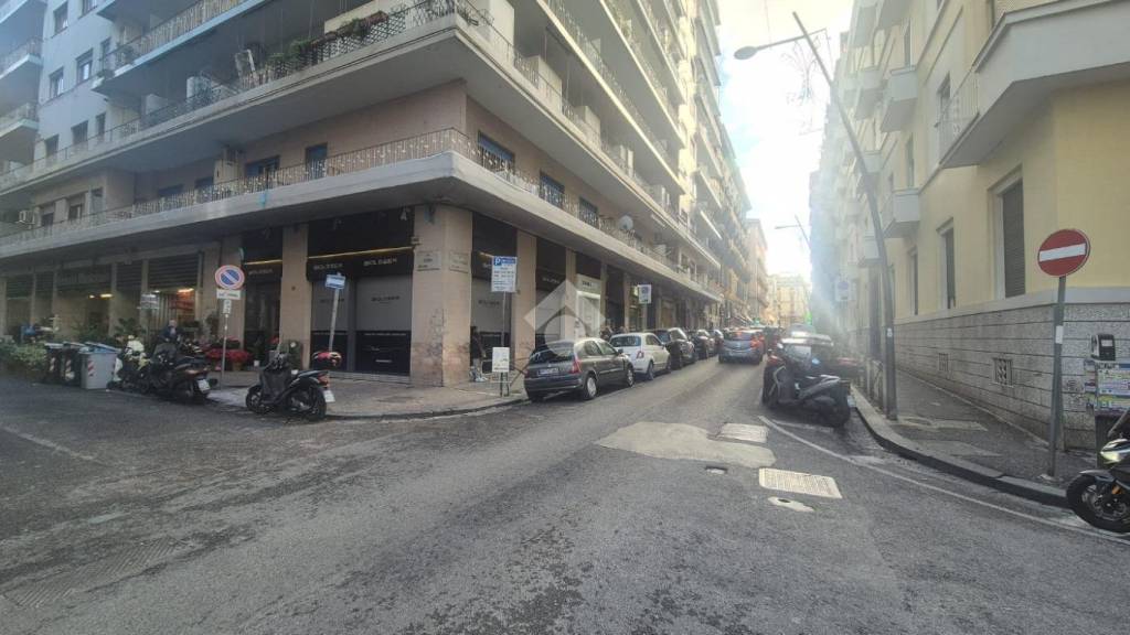 negozio in affitto a Napoli in zona Vomero