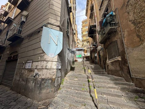 negozio in affitto a Napoli in zona Chiaia