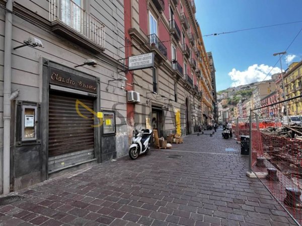 negozio in affitto a Napoli in zona Chiaia