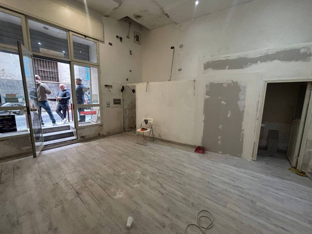 negozio in affitto a Napoli in zona San Ferdinando