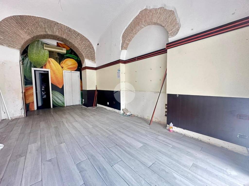 negozio in affitto a Napoli in zona Porto