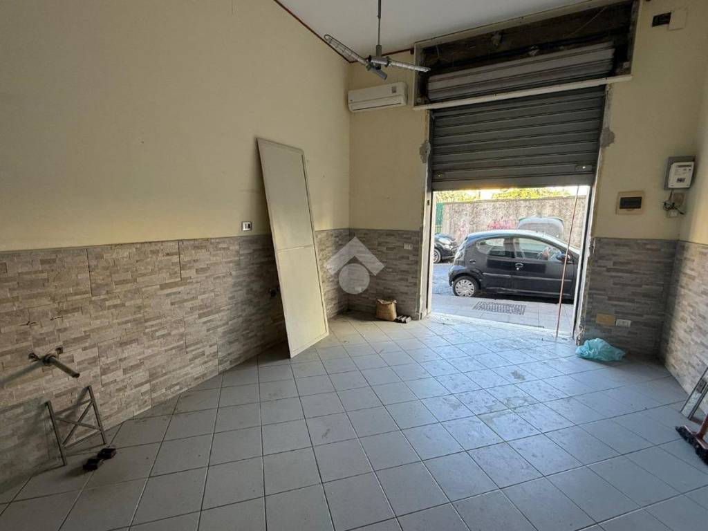 negozio in affitto a Napoli in zona Secondigliano