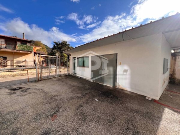 negozio in affitto a Napoli in zona Pianura