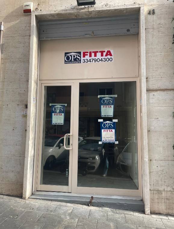 negozio in affitto a Napoli in zona Chiaia