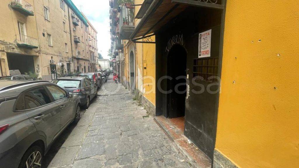 negozio in affitto a Napoli in zona Chiaia