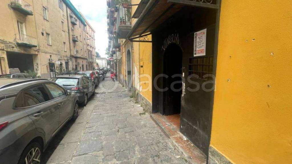 negozio in affitto a Napoli in zona Chiaia
