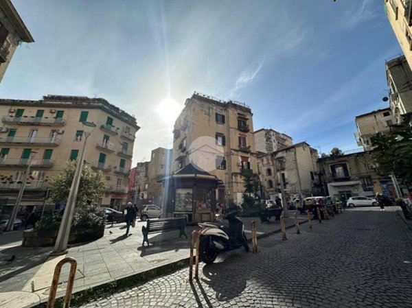 negozio in affitto a Napoli in zona Stella