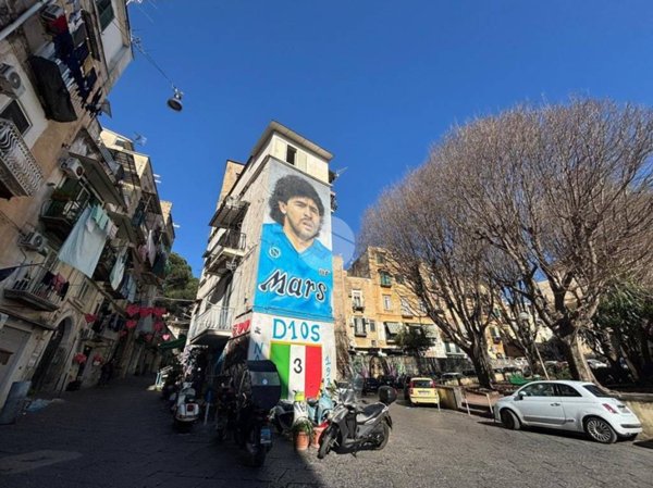 negozio in affitto a Napoli in zona Stella