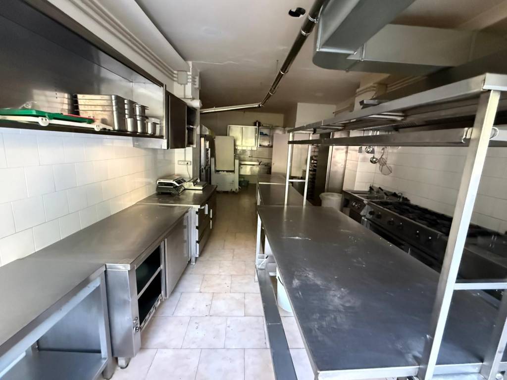 negozio in affitto a Napoli in zona Fuorigrotta